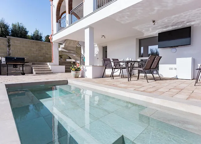 With Heated Pool Вилла Куарту-Сант'Элена