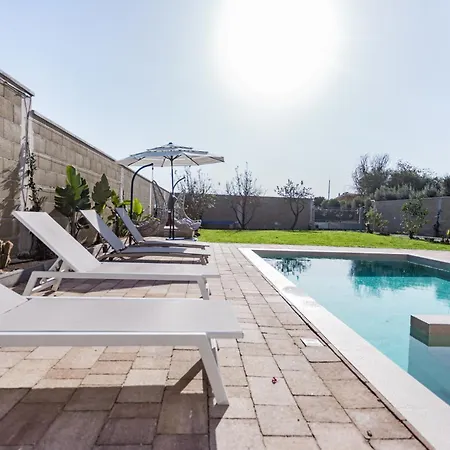 Villa With Heated Pool *