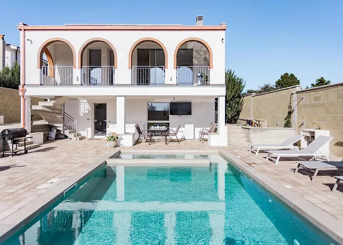 Villa With Heated Pool *